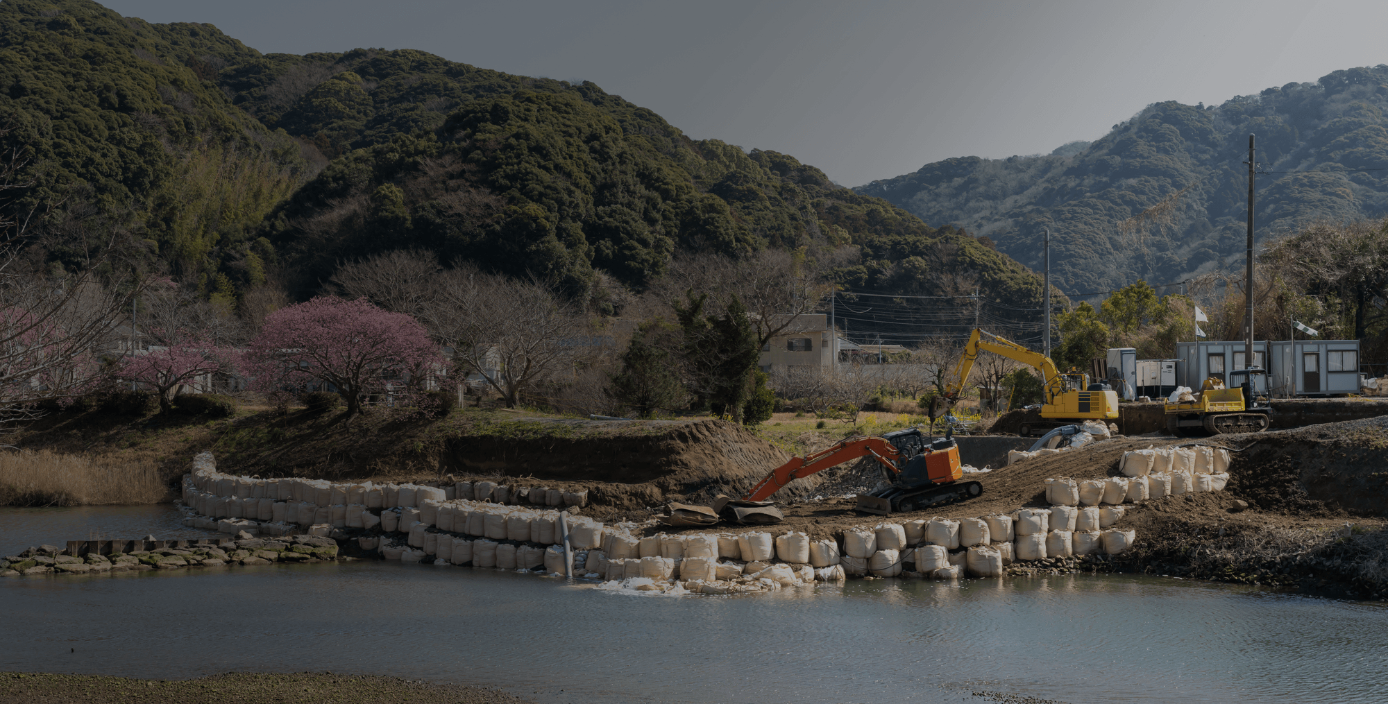 安心な街の未来を支えるインフラづくり 道路改良からダム擁壁まで、土木一式工事なら株式会社谷川組